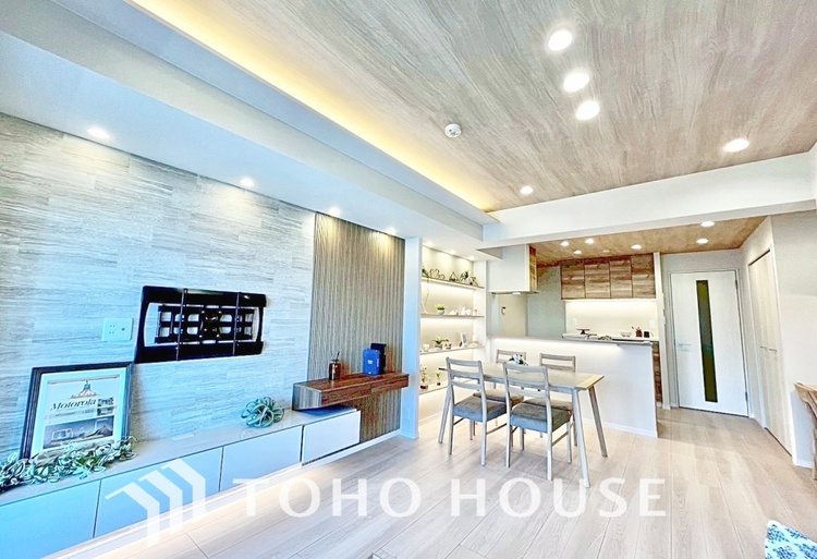 内装 ◆瀟洒な空間◆落ち着きのある彩が見事に調和させた瀟洒な空間を演出。ここに集まる家族の会話と笑顔が絶え間なく続く幸せな空間。