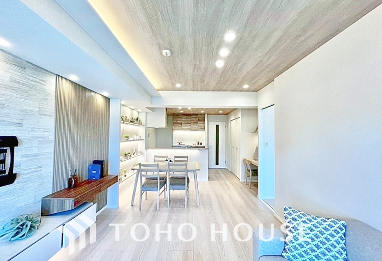 内装 ここはみんなが集い、食事と楽しい会話が始まる場所。話に夢中になりすぎて、ついつい時を忘れ、夜半過ぎになってしまう。そんな束の間の幸せを感じさせてくれます。