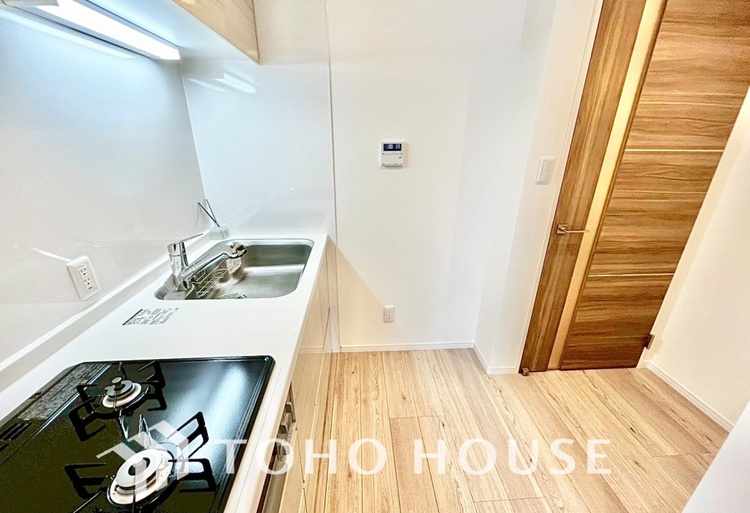 キッチン キッチンは家族の絆を育む大切な空間。シンプルで使い易いシステムキッチンで愉しく作る料理は愛情のある美味しいご馳走に。家族で使えるダイニングキッチンです。