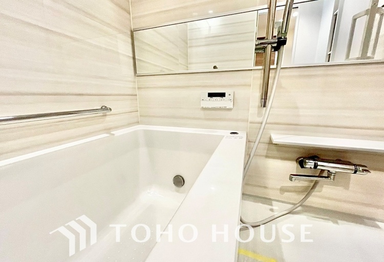 風呂 【浴室】《一日の疲れを落としてくれる場所は、落ち着く場所でなければならない》　高級感溢れるカラーと大きさ・柔らかな曲線で構成された半身浴も楽しめるバスタブが心地よさをもたらします。