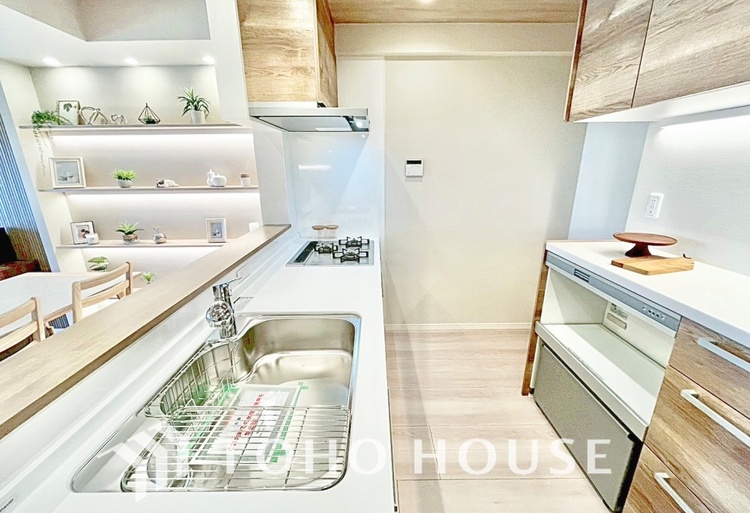 キッチン 手元の収納から、足元の収納までが全てスライド式で、奥のスペースまで有効に活用できます。奥まで上から見渡せるので、たまにしか使わない調理器具もサッと取出せます。