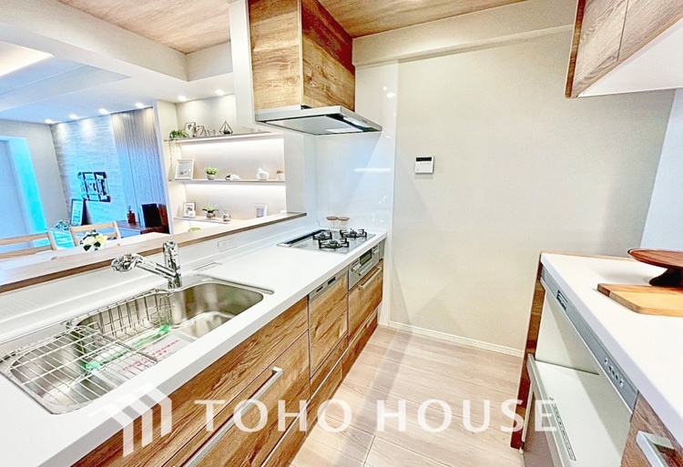 キッチン ◆愛育◆キッチンは家族の絆を育む大切な空間。シンプルで使い易いSystemKitchenで愉しく作る料理は愛情のある美味しいご馳走に。家族で使える広々としたダイニングキッチンです。