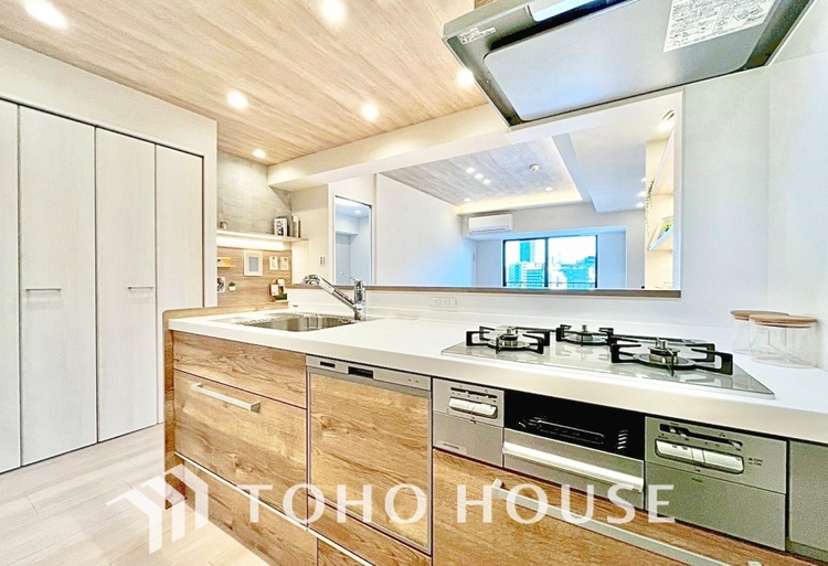 キッチン キッチンは家族の絆を育む大切な空間。シンプルで使い易いシステムキッチンで愉しく作る料理は愛情のある美味しいご馳走に。家族で使えるダイニングキッチンです。