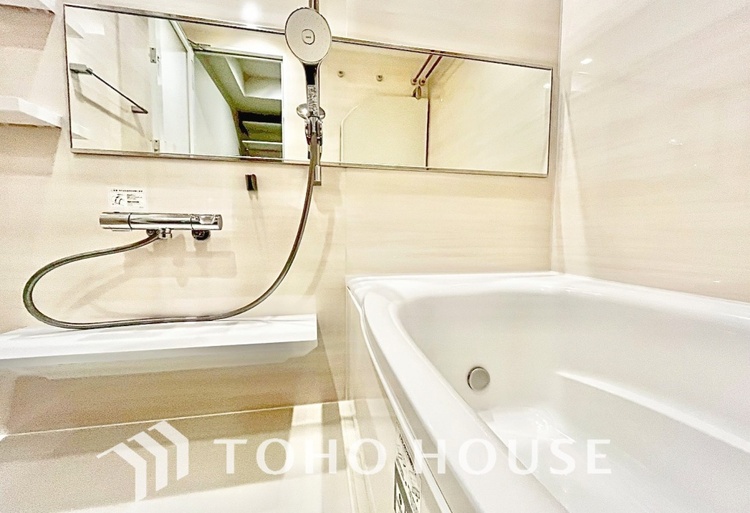 風呂 【浴室】《一日の疲れを落としてくれる場所は、落ち着く場所でなければならない》　高級感溢れるカラーと大きさ・柔らかな曲線で構成された半身浴も楽しめるバスタブが心地よさをもたらします。