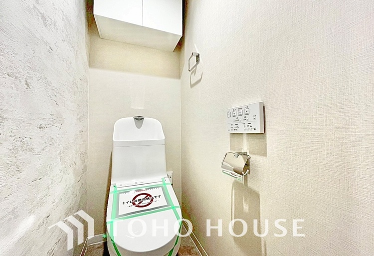 トイレ 清潔感あるホワイト調のクロスと温もり溢れるモダンカラーの床材が見事に調和した本邸宅は、毎日の生活を少しでも快適に過ごして頂ける様に落ち着いた雰囲気作りから行っています。