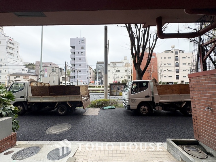 内装 【Bouncy conversation】　パートナーや家族が集う憩いの空間。真新しい木目のフローリングや白亜のクロスを陽の光、ダウンライトが照らし出し、家族・友人・知人の会話に華を咲かせます。