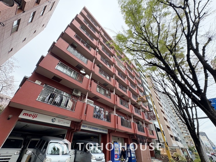 キッチン 【Kitchen】美しく使いやすいキッチンは油汚れが簡単に拭き取れる素材で加工されており、浄水器シャワーから流す水の音を軽減する静かなシンクを採用。見えないところにさり気ない配慮が嬉しい