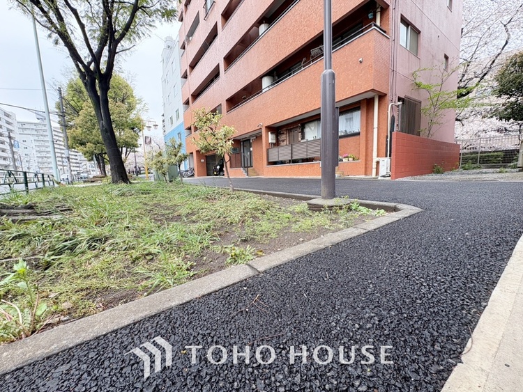 キッチン 【Living room】◆リビング◆家族への思いを抱きながら、平和に過ごす悠久の時。あたかかく感じるのは、日当たりだけではない。広く和やかに暮らせる空間と、家族の存在を噛みしめて。