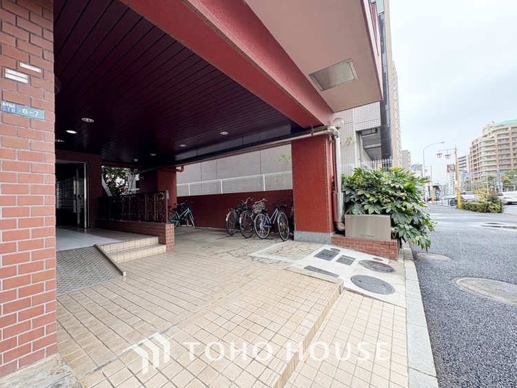 収納 【closet】奥行きのあるクローゼットを採用。衣装ケースや、掃除機といった電化製品まで多くの物を収納できるようなつくりになっております。是非一度、ご自身の目でお確かめ下さい。