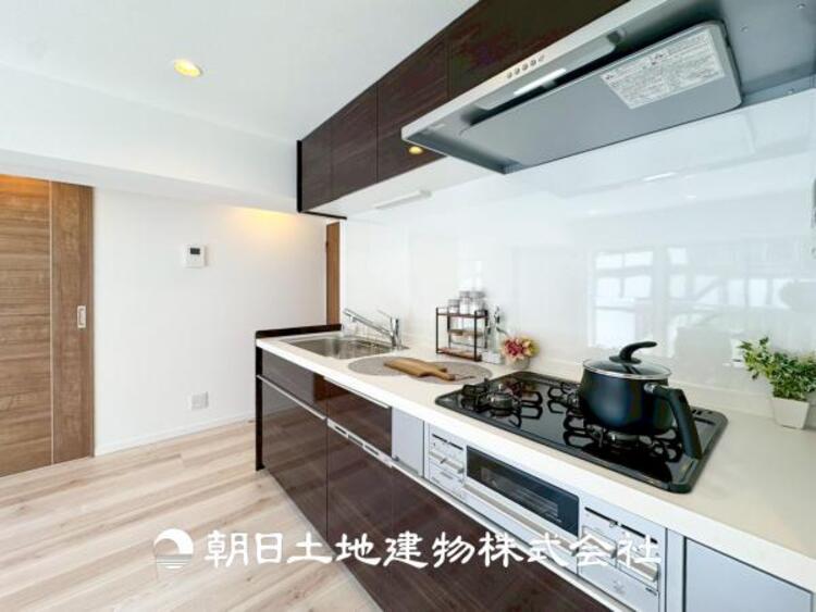 キッチン 【キッチン】住宅の主役でもあり、日常生活を過ごす上で重要な水回りでもあるからこそ機能性・デザイン性に拘りました。お掃除のしやすいシステムキッチンを設置しました。