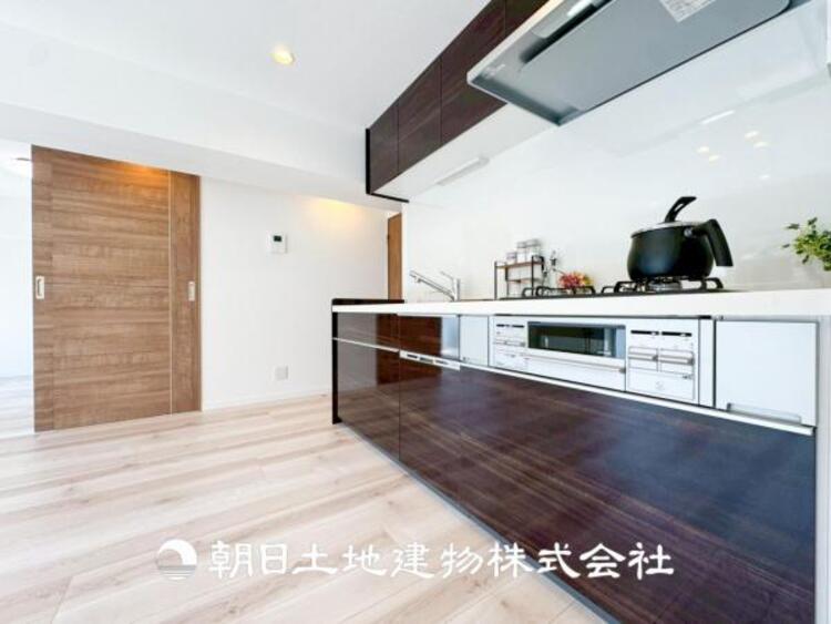 キッチン 【キッチン】仲良しなご夫婦、お子様、みんなでお料理ができる程の贅沢なスペースを実現したキッチンとなっております。みんなで作った料理を召し上がりながらの会話は盛り上がること間違いなしです。