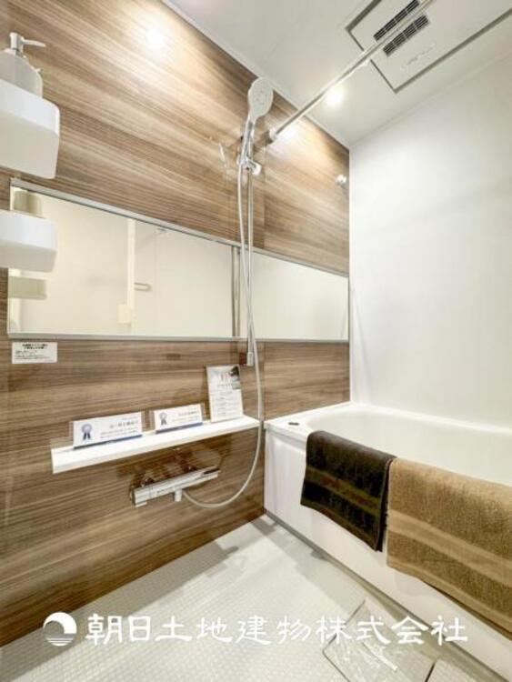 風呂 【浴室】高級感の感じられるカラーリングで、清潔な空間美を実現。１日の疲れが癒される贅沢な時間を堪能できるゆとりある空間です。