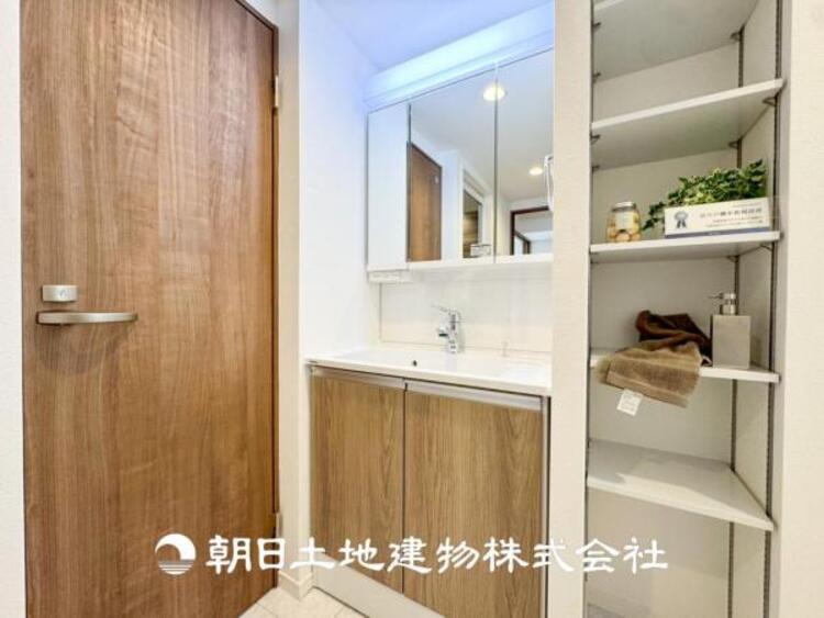 洗面 【洗面化粧台】広々とした洗面化粧台はたっぷり収納もさる事ながら、身だしなみチェックや歯磨きなど、朝の慌ただしい時間でも心に余裕とゆとりを作ってくれます。