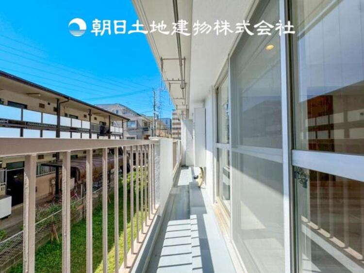 バルコニー 【バルコニー】温かい太陽を感じる事ができるのは、目の前に遮るものが無いから。彼方に広がる風景が絵画のように広がります。