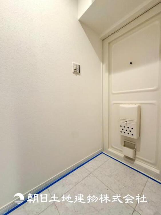 その他 【玄関】家族の帰り、遊びに来る友人、知人を優しく迎え、温もりに満ちた生活空間を予感させる。帰りたい家がここにあります。