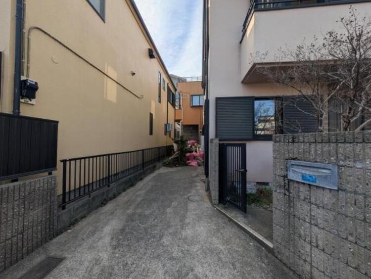 外観 住みやすさとデザイン性を両立させた欲張りな住宅が登場しました　相反しがちなことが相互作用でより良質に！本物だけが表現することができる質の高い機能美はよきものをつなげた古くからの伝統と最新技術の結晶です