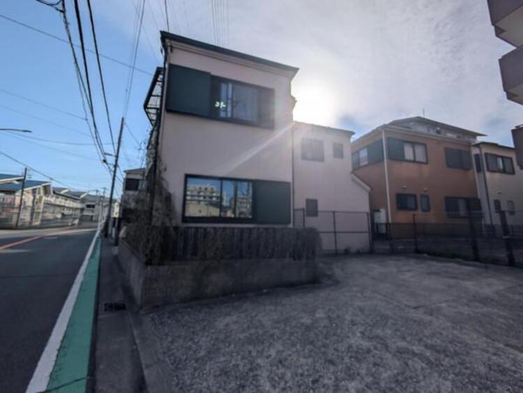 外観 住みやすさとデザイン性を両立させた欲張りな住宅が登場しました　相反しがちなことが相互作用でより良質に！本物だけが表現することができる質の高い機能美はよきものをつなげた古くからの伝統と最新技術の結晶です