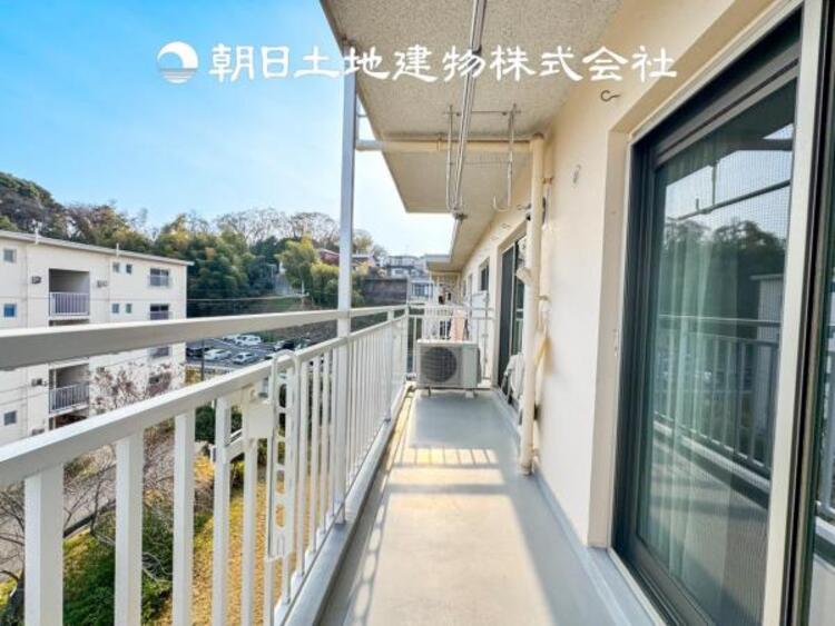 バルコニー 【バルコニー】太陽に愛された家。陽当り・通風に優れた魅力的で快適さを追求した住宅です。