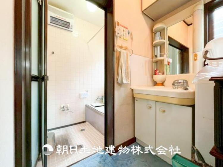 洗面 【洗面化粧台】広々とした洗面化粧台はたっぷり収納もさるますし、朝の忙しい時間でも心に余裕とゆとりを作ってくれます。