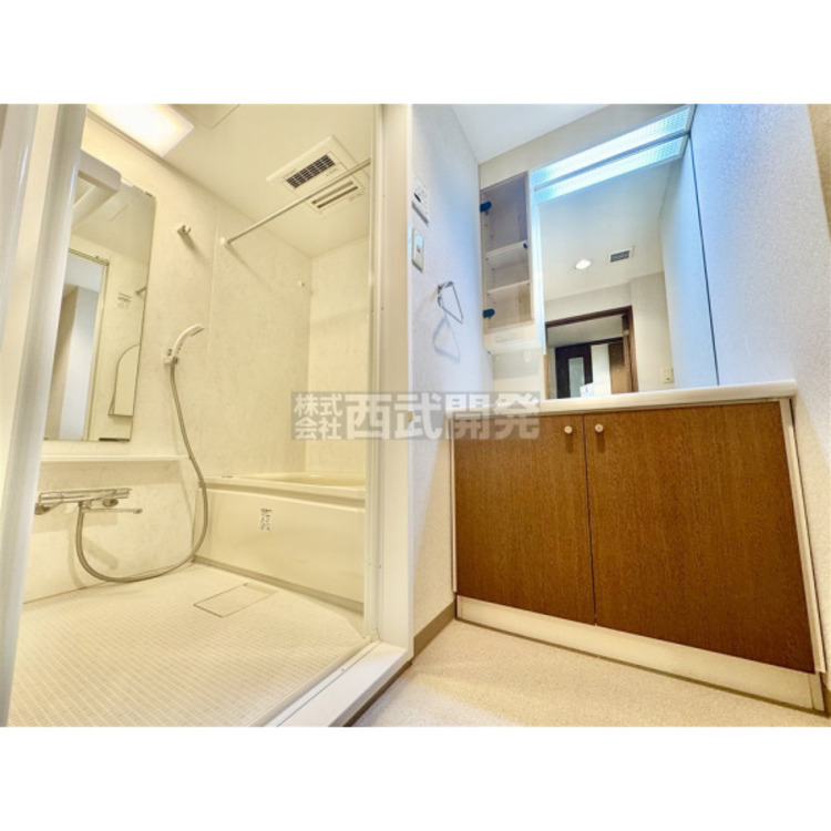 洗面 収納力と機能性に優れた三面鏡洗面化粧台です。鏡の裏は収納スペースになっていますので、すっきり清潔に保てます。