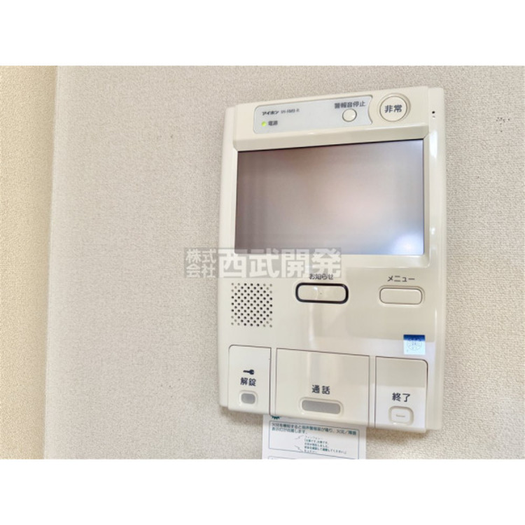 設備 モニター付きのインターフォンです。ボタンを押すだけで玄関のカギを開けずに会話ができるので安心ですね。