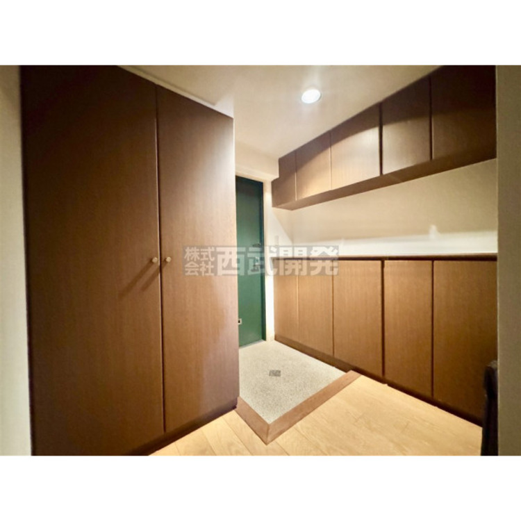 玄関 大きなシューズボックス。中の棚板は可動式なのでブーツや長靴なども楽々収納できます。