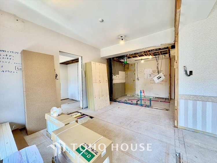 内装 現在改装中◆陽光◆が差し込む。この開放的なLDKに家族の笑顔が集う。家族が一緒に過ごす空間は明るく、そして居心地よく。