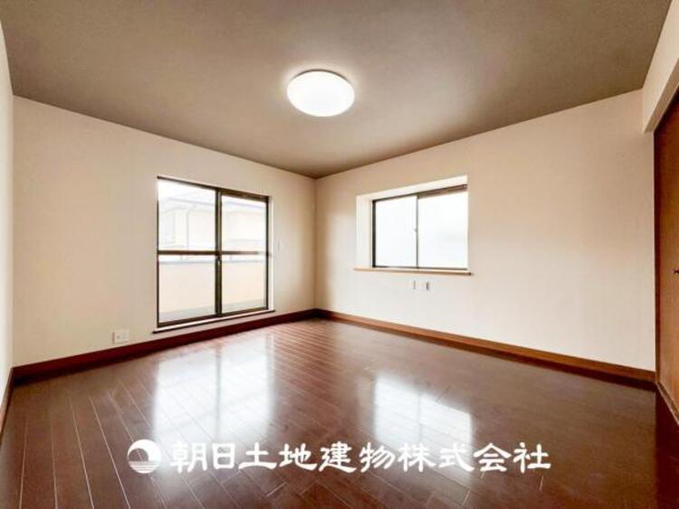 内装 【居室】爽やかな空間演出とセンス良く纏められた室内は良質な寛ぎ空間。そこで暮らす大切な人達のことを考え造りこんだ空間は日々の生活に安らぎを与えてくれます。