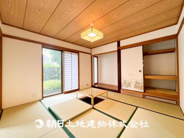 内装 【和室】近年減少傾向にありますが、和室があることで落ち着きと癒しの空間が生まれます。来客時の客室としても利用できますし、お子様のプレイルームやお昼寝に良いお部屋です。