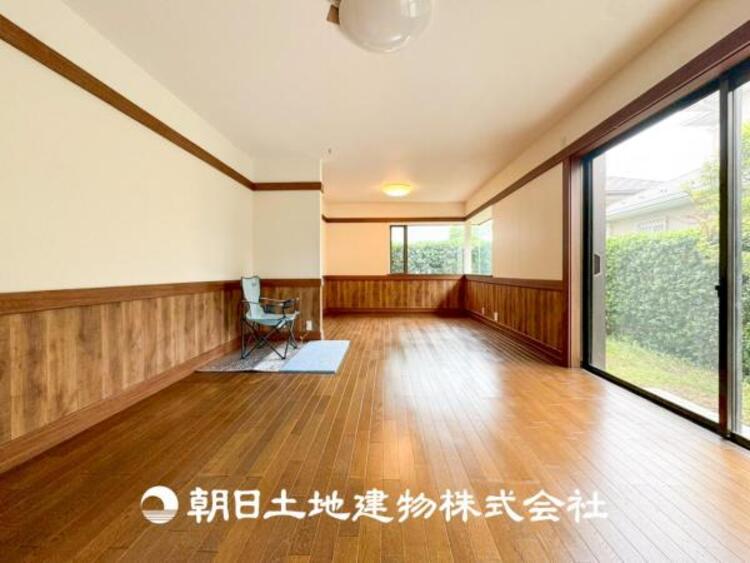 居間 【リビング】1日の中で最も長い時間を過ごすことになるリビングだからこそ、いつも笑顔があふれる空間であるように。広々とした空間から幸せな未来を。※家具は物件に含みません