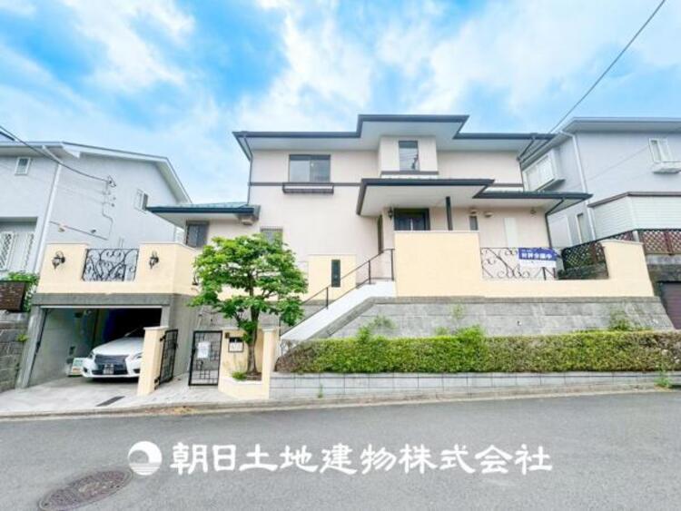 外観 【外観写真】表現された空間はたくさんの光を浴び、風を感じ、暮らしの時間を豊かにしてくれます。デザインされた空間と競い合うかのような充実した建物と共に大切な家族の思い出を刻んでいきます。