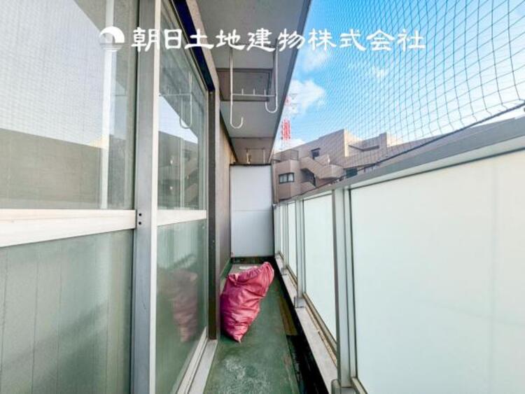 バルコニー 【バルコニー】広々としたバルコニースペース。日々のお洗濯もはかどります。陽当たりの良いバルコニー。お洗濯も良く乾きます。