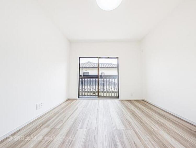 内装 穏やかな寛ぎあじわえるお部屋では有意義な時間がつくれます！！大きな窓からと陽光が注がれる明るい空間！光もアクセントの一つとして。一人時間も充実したものにできるプライベートルームは日々を豊かにします！！ 