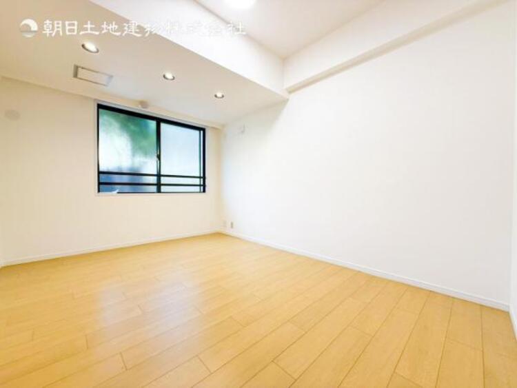 内装 穏やかな寛ぎあじわえるお部屋では有意義な時間がつくれます！！大きな窓からと陽光が注がれる明るい空間！光もアクセントの一つとして。一人時間も充実したものにできるプライベートルームは日々を豊かにします！！ 