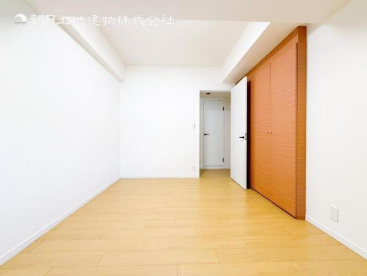 内装 居室はひとり時間を過ごせる安らげるお部屋として活用できます！収納スペースあり！荷物が多くても十分！！ベッドや勉強机、テレビなどを置きたい場合におすすめ！！過ごす時間が長くてもゆったり過ごせそうですね！ 
