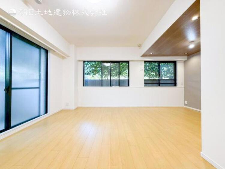 居間 家族の会話や笑顔が行き交うリビングで、子供を走り回らせたい。ダイニングテーブルでゆったり食事を堪能。光と風が溢れる開放的なリビングダイニングには、くつろぎの空間を生み自然と家族みんなが集まってきます 