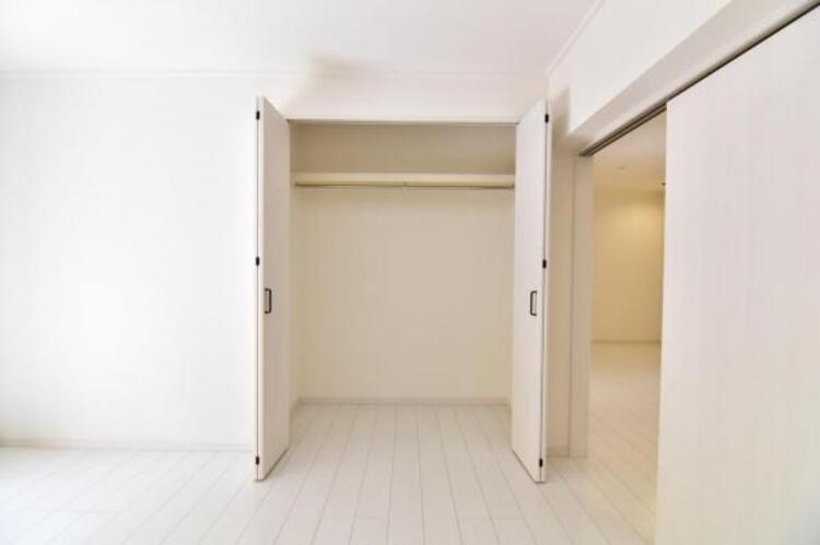 収納 クローゼットには棚やハンガーパイプが備えられているので、大切なお洋服にしわを付けずにそのまましまうことが出来ます。