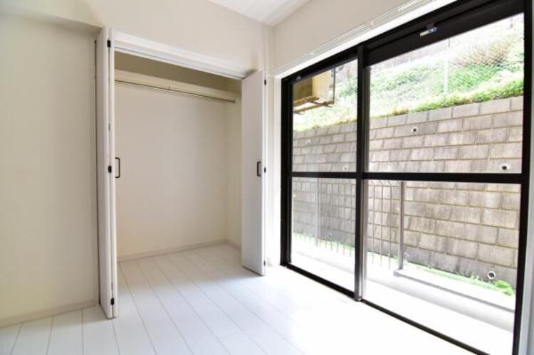 収納 大きなクローゼット。お子様のオモチャはもちろん、パパのスーツやママのバッグまでたっぷり収納できそうですね。