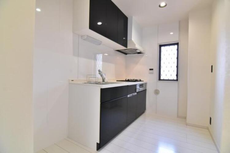 設備 独立キッチンは、お料理に専念でき、ニオイや水はね音がリビングに届きにくいメリットも。リビングから見えづらいため、急な来客時でも慌てて片付ける必要がありません。