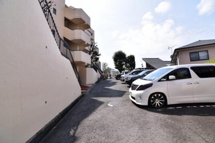 設備 敷地内にカースペースを確保。思い立ったらすぐにドライブを楽しめます。駐車場を借りる必要もないので、余分な出費を抑えることもできます。