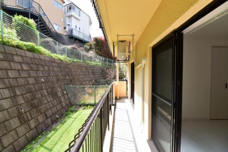 バルコニー 陽光、風通しのよいワイドバルコニー。お洗濯物も乾かしやすいですね。