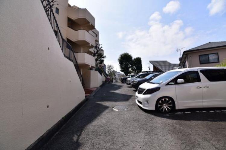 駐車場 マンションの敷地内に設けられた駐車スペースなので重い荷物の出し入れの負担を最小限に抑えられます。