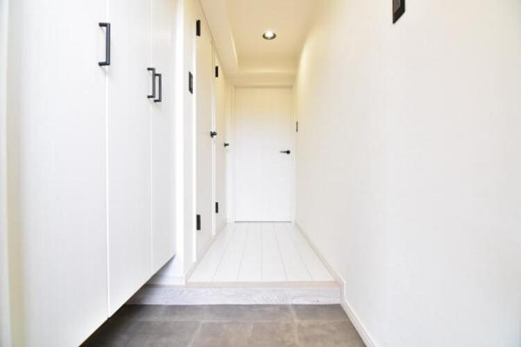 その他 雑多な玄関ではなくスッキリ空間としてお家の顔になるよう設計いたしました。