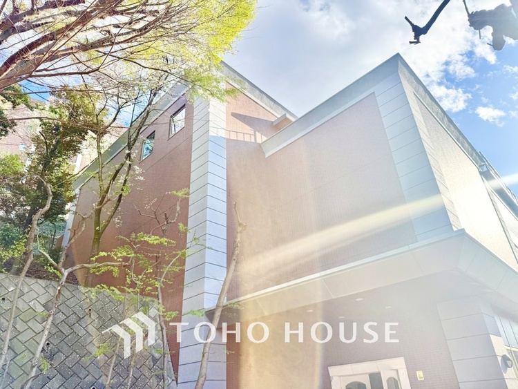 内装 ◆木漏れ日◆の様な採光が優しく足元を照らし、心地いい暮らしの道しるべを写し出す。この空間で過ごす家族との語らいの時間がとても素敵で幸せを感じるかもしれない。