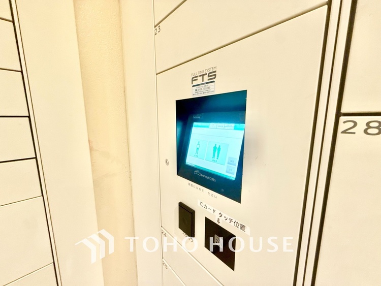 内装 ◆リビング◆たくさんの窓から注ぐ太陽の光。時間の経過とともに光と影のコントラストがこの空間のムードを変え、部屋に変化と温もりをもたらしてくれる。