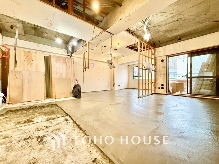 内装 ◆木漏れ日◆の様な採光が優しく足元を照らし、心地いい暮らしの道しるべを写し出す。この空間で過ごす家族との語らいの時間がとても素敵で幸せを感じるかもしれない。