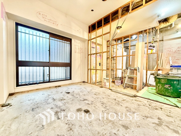 内装 ◆間接照明◆オレンジ色の光が僕達を大人な気分にさせる。静かで優しく語りかけるその光は、今日の終わりを告げてくれ、でも明日にはいい事が必ず来るよ。そんな囁きが聞こえてくる