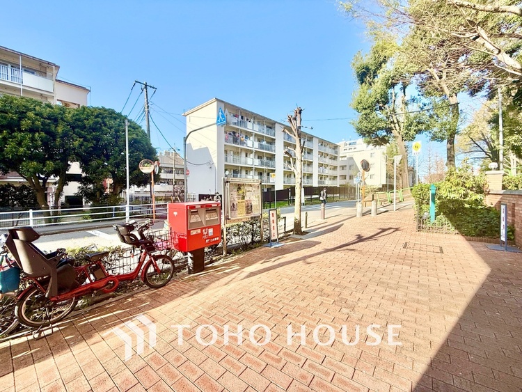 内装 ◆今宵の食卓◆ダウンライトに反射するグラスを眺めながらワインを注ぐ。トクトクと心地いい音をさせながら、フランスの古城を思わせる薫りがたちこめ、とても幸せな時を過ごせる。