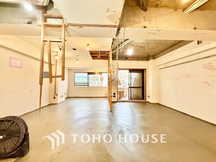 内装 ◆リビング◆たくさんの窓から注ぐ太陽の光。時間の経過とともに光と影のコントラストがこの空間のムードを変え、部屋に変化と温もりをもたらしてくれる。