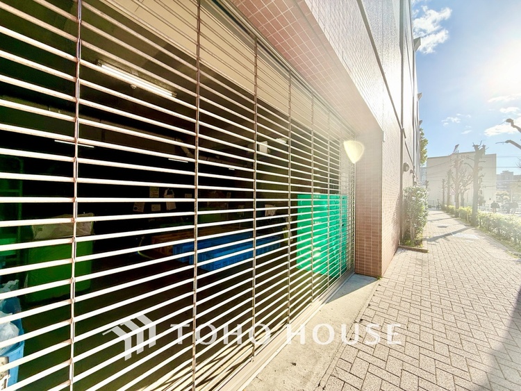 内装 ◆窓を開けると◆冷涼な風、そよぐリビング。だんらんの場所はここから始まり、ここで終わる。家族の笑顔が集う素敵な場所だから、こだわり抜いた思いが詰まっているのだと思う。